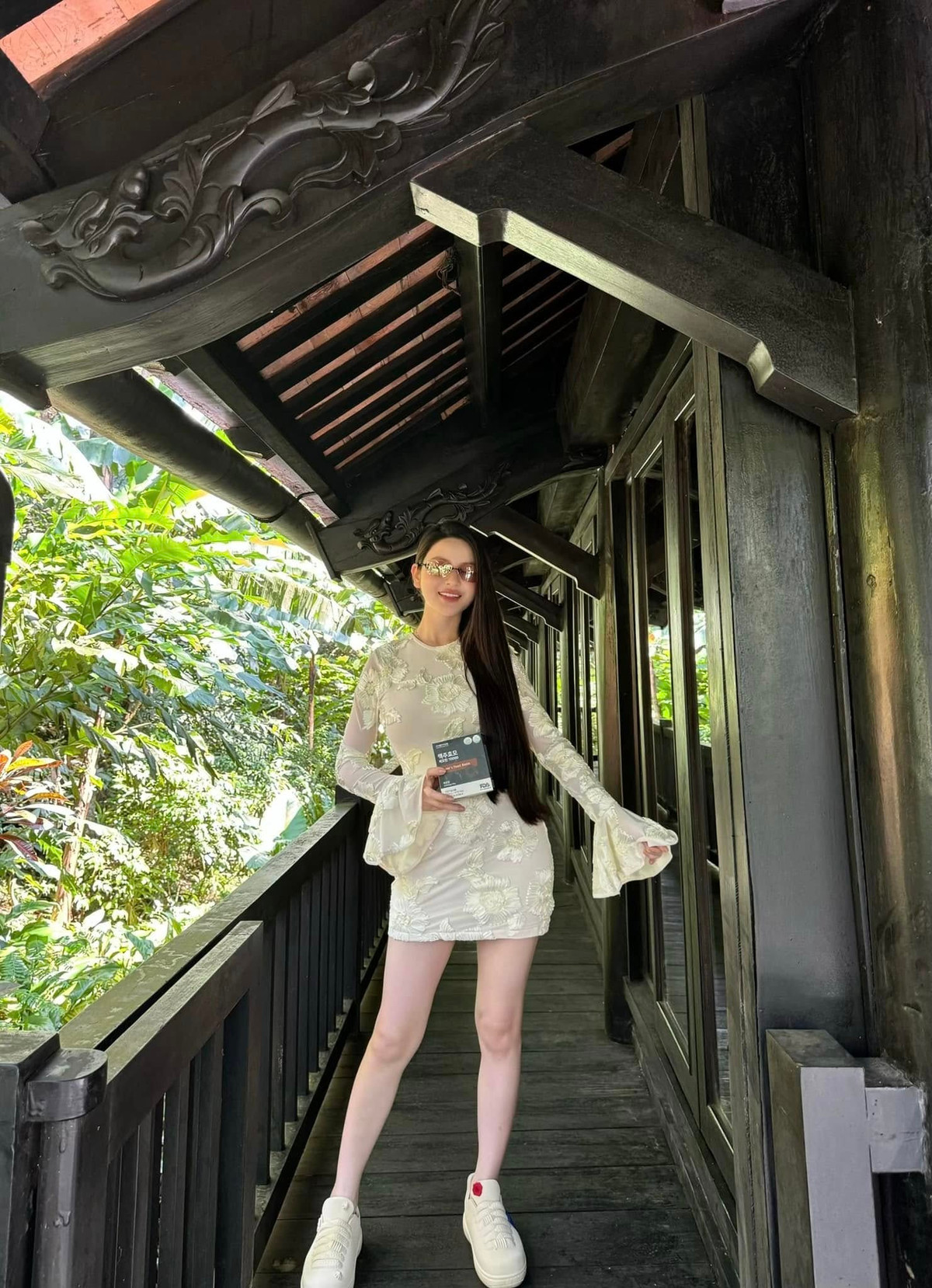 Chu Thanh Huyền được biết đến là một hot girl livestream bán hàng với khả năng "chốt đơn" cực đỉnh. Việc là nàng WAG của Quang Hải cũng giúp Chu Thanh Huyền tăng độ uy tín với khách hàng. Ảnh: FBNV