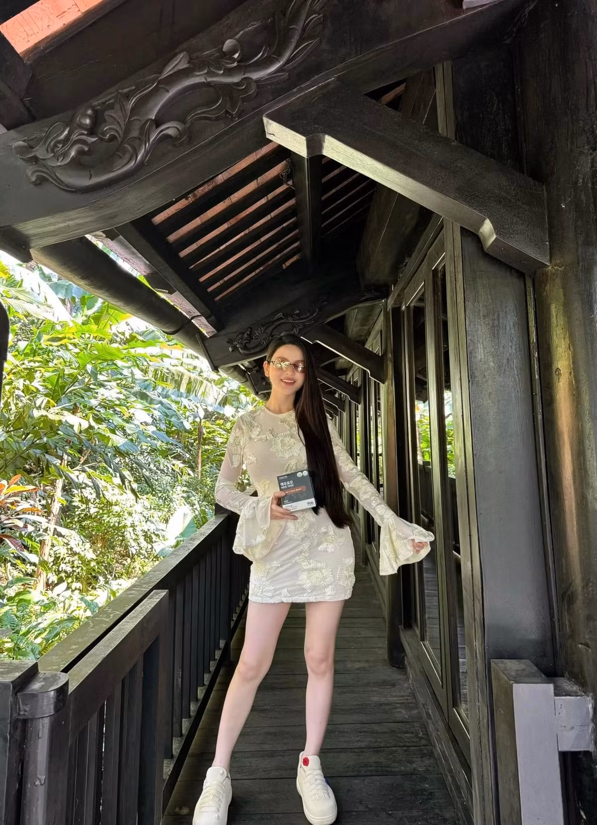 Chu Thanh Huyền được biết đến là một hot girl livestream bán hàng với khả năng "chốt đơn" cực đỉnh. Việc là nàng WAG của Quang Hải cũng giúp Chu Thanh Huyền tăng độ uy tín với khách hàng. Ảnh: FBNV