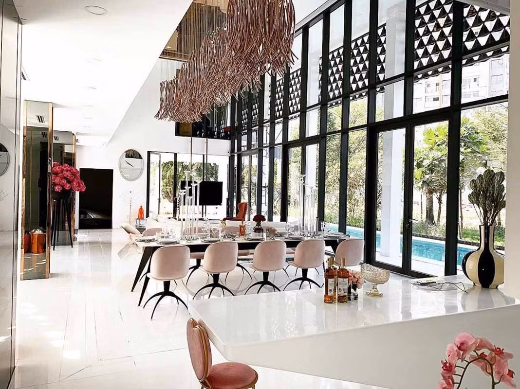 Trong căn biệt thự đồ sộ của Ngọc Trinh là phòng khách rộng rãi với đồ nội thất sang trọng. Ảnh: FBNV