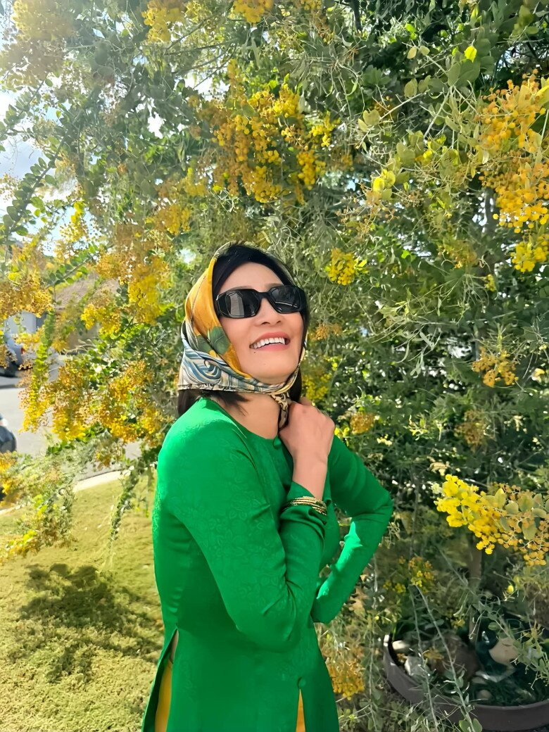 Cây mimosa vàng rực vàng rực, vươn cao trước sân, phủ đầy những chùm hoa li ti tạo khung cảnh thơ mộng. Ảnh: FBNV