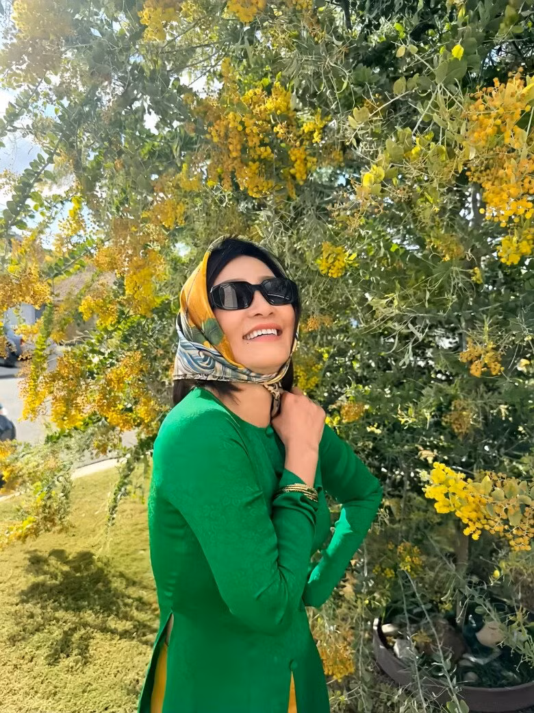 Cây mimosa vàng rực vàng rực, vươn cao trước sân, phủ đầy những chùm hoa li ti tạo khung cảnh thơ mộng. Ảnh: FBNV