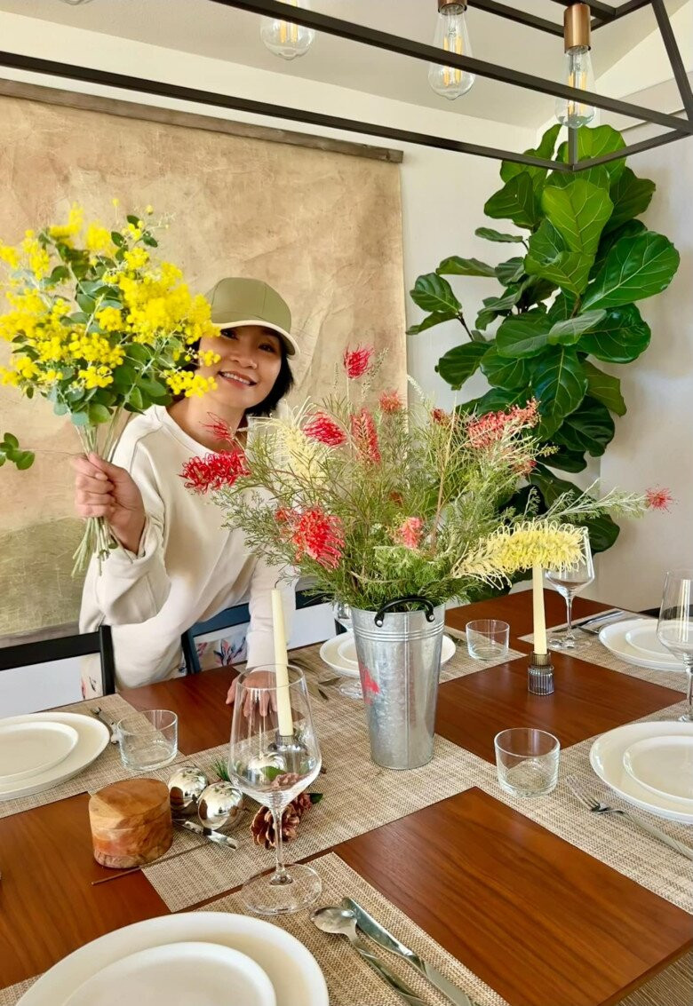 Bàn ăn được trang trí giản dị nhưng tinh tế với hoa mimosa và các loài hoa dại. Ảnh: FBNV