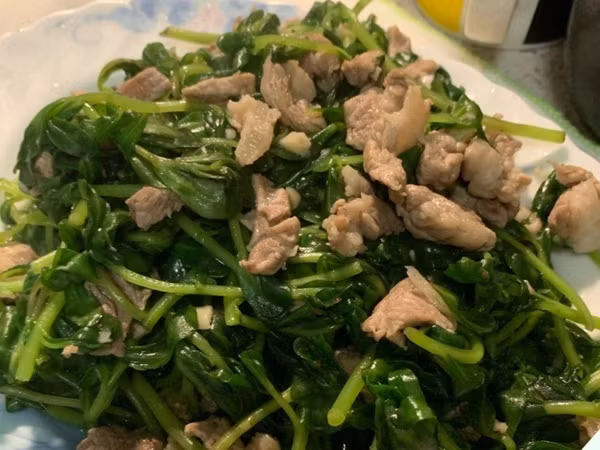 Tại một số quán ăn, nhà hàng ở Hà Nội, rau sam được đưa vào thực đơn phục vụ khách hàng. Ảnh: Dân Việt