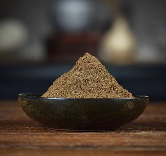 Trầm hương được thương mại hóa dưới nhiều hình thức khác nhau, chủ yếu phục vụ cho mục đức cải thiện sức khỏe con người như dầu trầm, bột trầm, nhang trầm,... Trong đó, trầm hương dạng miếng là sản phẩm được giao dịch hàng đầu trên toàn cầu. Ảnh: Internet