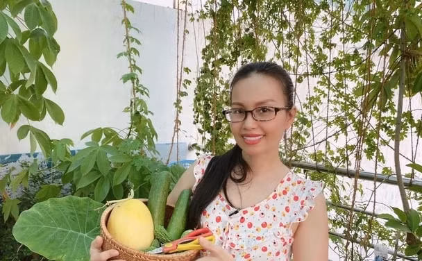 Trong căn biệt thự ở trung tâm TP HCM, ca sĩ Cẩm Ly cải tạo toàn bộ sân thượng thành một khu vườn độc đáo. Ảnh: FB Cẩm Ly