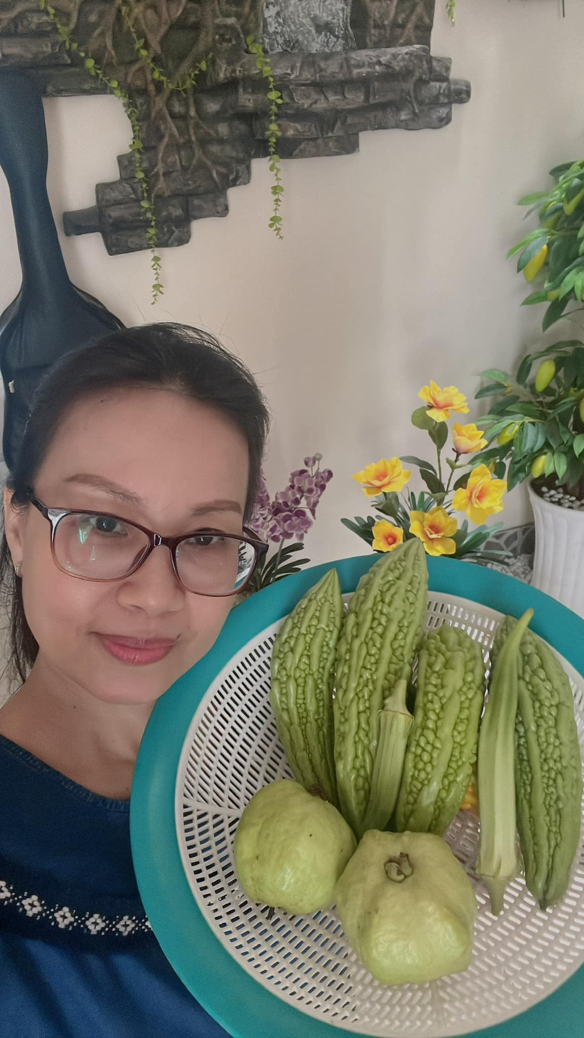 Để có được vườn rau xanh tốt, Cẩm Ly phải dành nhiều công tìm hiểu, từ cách bón phân, chiết cây tới ươm cây, uốn cây, tỉa cây...Ảnh: FBNV