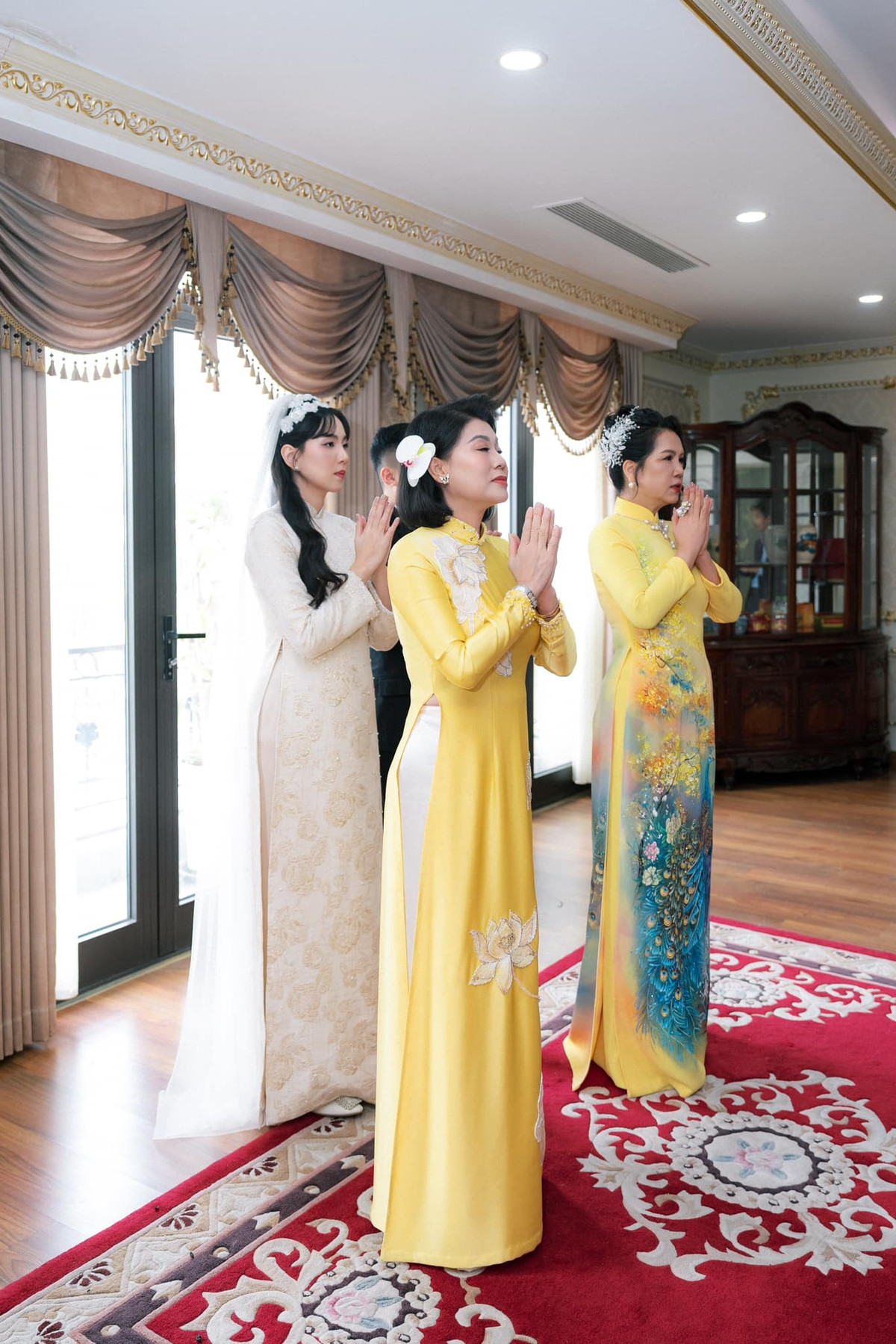 Chiếc rèm cửa mềm mại đến thảm trải sàn tinh xảo toát lên vẻ đẹp hiện đại, đẳng cấp. Ảnh: FB Mai Ngọc