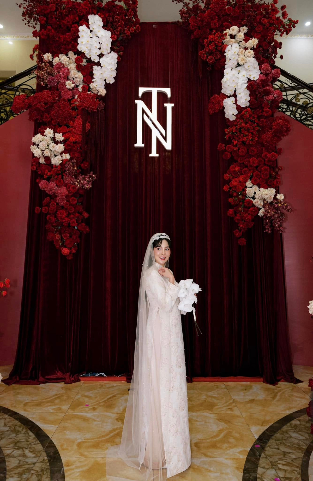 Nhiều người không khỏi ngẩn ngơ trước vẻ đẹp cổ điển, sang trọng của căn biệt thự. Ảnh: FB Mai Ngọc