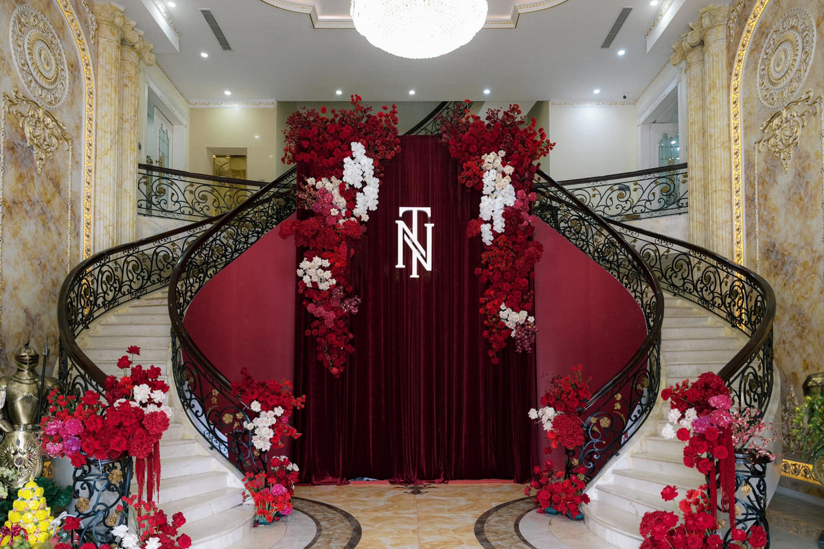 Bậc cầu thang uốn lượn, tay vịn chạm trổ tinh xảo khiến người xem trầm trồ trước sự xa hoa của căn biệt thự. Ảnh: FB Mai Ngọc