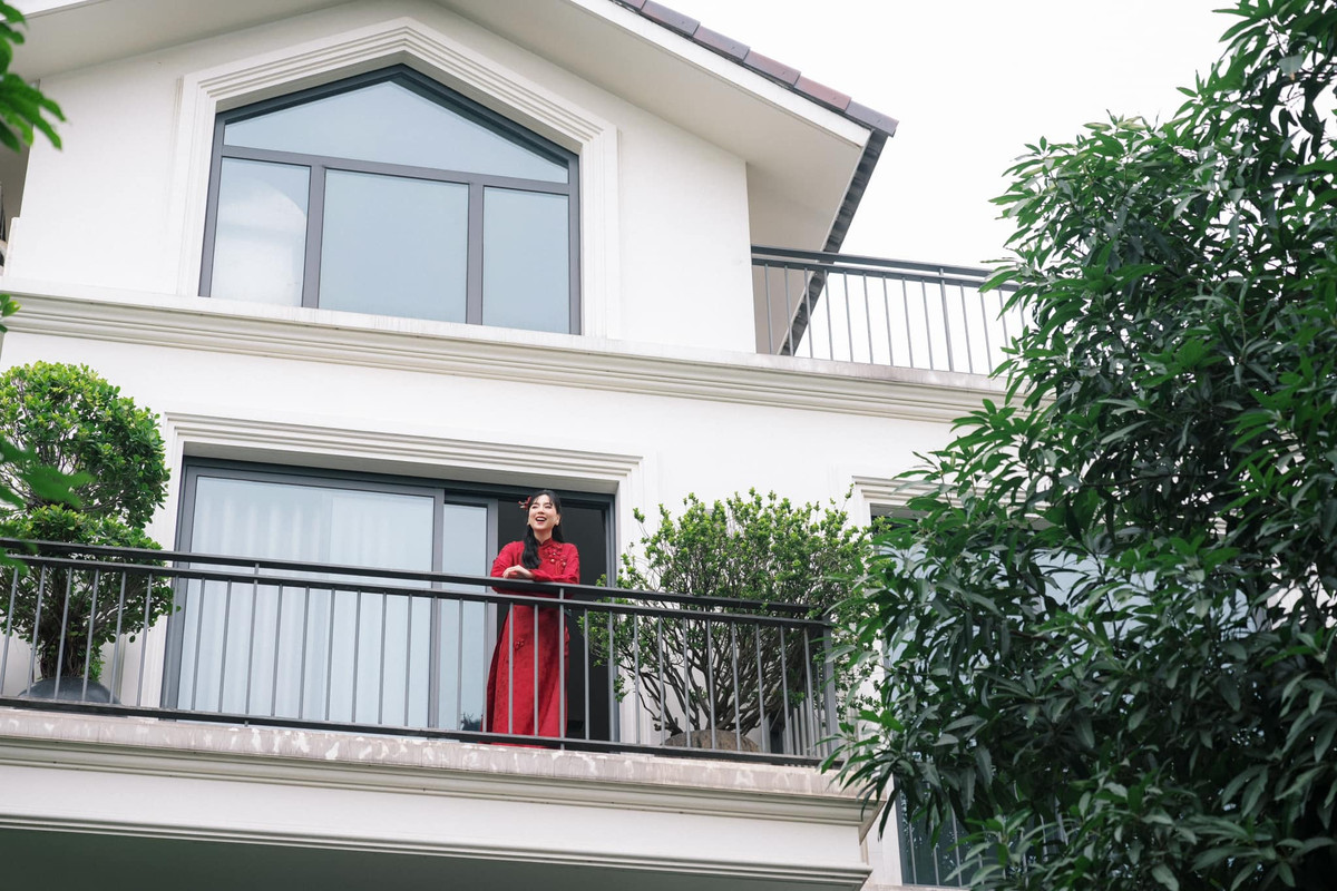 Bên ngoài căn biệt thự có gam màu trắng chủ đạo, toát lên sự bề thế. Ảnh: FB Mai Ngọc