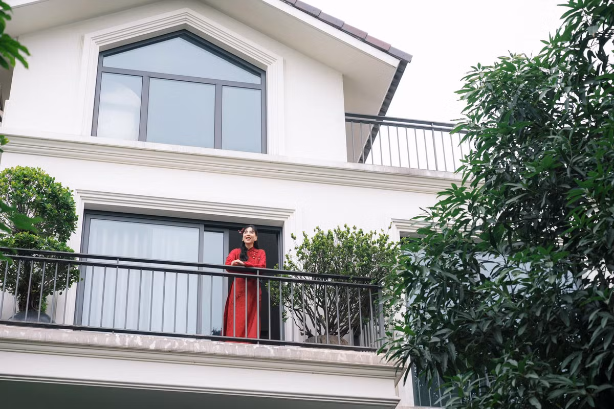 Bên ngoài căn biệt thự có gam màu trắng chủ đạo, toát lên sự bề thế. Ảnh: FB Mai Ngọc