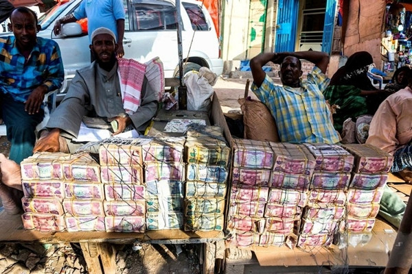 Đáng nói, cuộc sống của người dân Somaliland “ngập trong tiền” theo đúng nghĩa đen. Tiền ở đây để “hớ hênh” khắp mọi nơi mà không sợ bị đánh cắp. Ảnh: Thefinancialexpress
