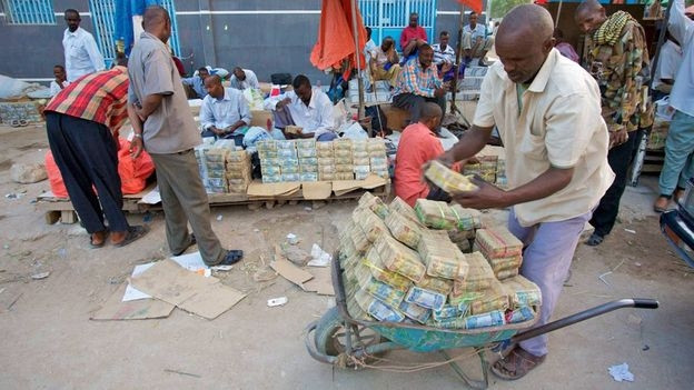 Do đó, đồng tiền Somaliland chẳng có mấy giá trị. Người dân chỉ muốn bán bớt để đổi lấy ngoại tệ. Ảnh: BBC