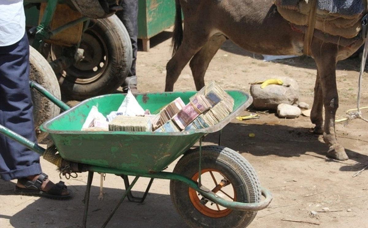 Hiếm có nơi nào trên thế giới mà người dân thường xuyên thuê xe cút-kít để chở tiền. Ảnh: Getty