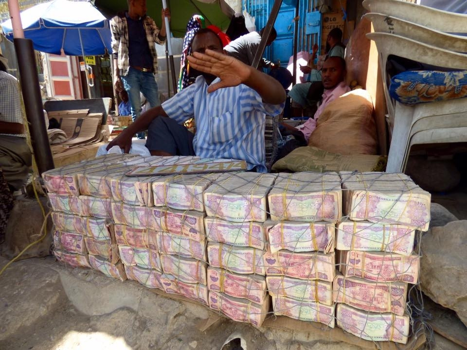 Tại Hargeisa, thủ đô của Somaliland, có một khu chợ đổi tiền kỳ lạ diễn ra hàng ngày. Người dân chất tiền thành đống để bán buôn, dễ mua chẳng kém gì thịt cá. Ảnh: Travel2Unlimited