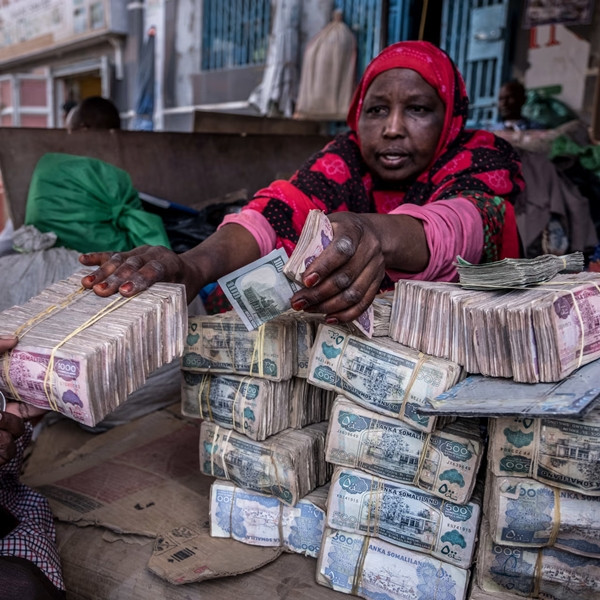 Tiền là một loại hàng hóa ở Somaliland, được giao dịch giống như bất kỳ mặt hàng nào khác trên thị trường. Cảnh tượng tiền tệ đổi chủ có tỷ giá tương đương với trọng lượng của 9 kilôgam khoai tây có vẻ siêu thực. Nhưng ở Somaliland, đó là một phần thực sự của cuộc sống hàng ngày. Ảnh: WSJ