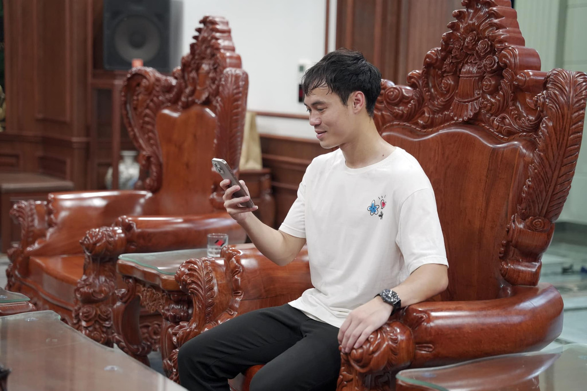 Giữa phòng khách đặt một bộ bàn ghế đồ sộ. Ảnh: FB Nguyễn Văn Toàn