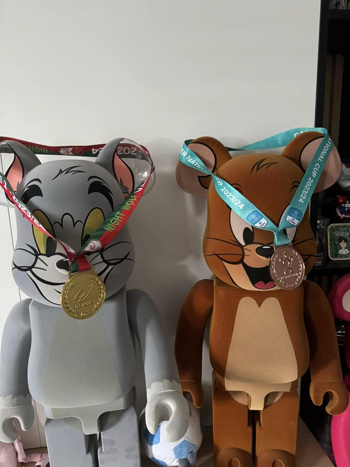 Văn Toàn dành một vị trí trang trọng để treo các huy chương - thành tích bản thân đạt được trong sự nghiệp bóng đá. Ảnh: FB Nguyễn Văn Toàn