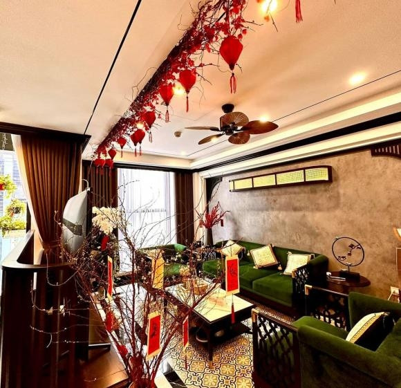 Đèn lồng đỏ cho phòng khách lung linh. Ảnh: FBNV