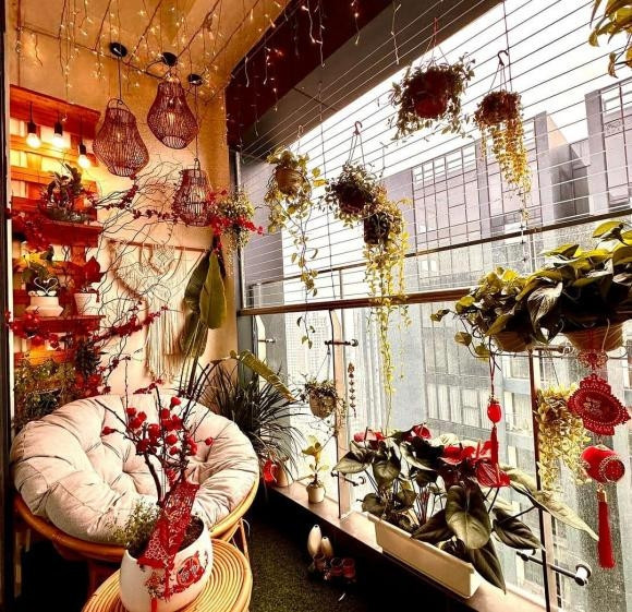 Góc ban công lộng lẫy sắc đỏ. Ảnh: FBNV