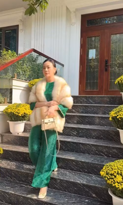 Thông qua một số góc quay, có thể thấy biệt thự của Phương Oanh - Shark Bình trang trí rất nhiều hoa tươi. Ảnh chụp màn hình