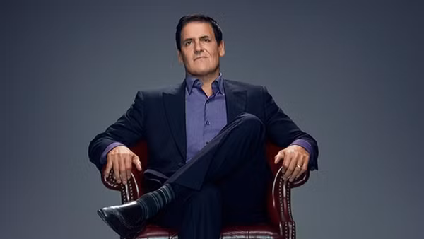 Sau đó, Mark Cuban có thể dành ít phút xem chương trình yêu thích với tai nghe và đặt chế độ tự tắt để không làm phiền những người xung quanh. Ảnh: YourStory