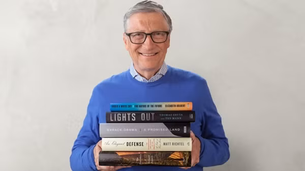 Mỗi ngày dù muộn đến đâu, tỷ phú Bill Gates cũng phải dành ít nhất 1 tiếng để đọc trước khi chìm sâu vào giấc ngủ. Ảnh: CNBC