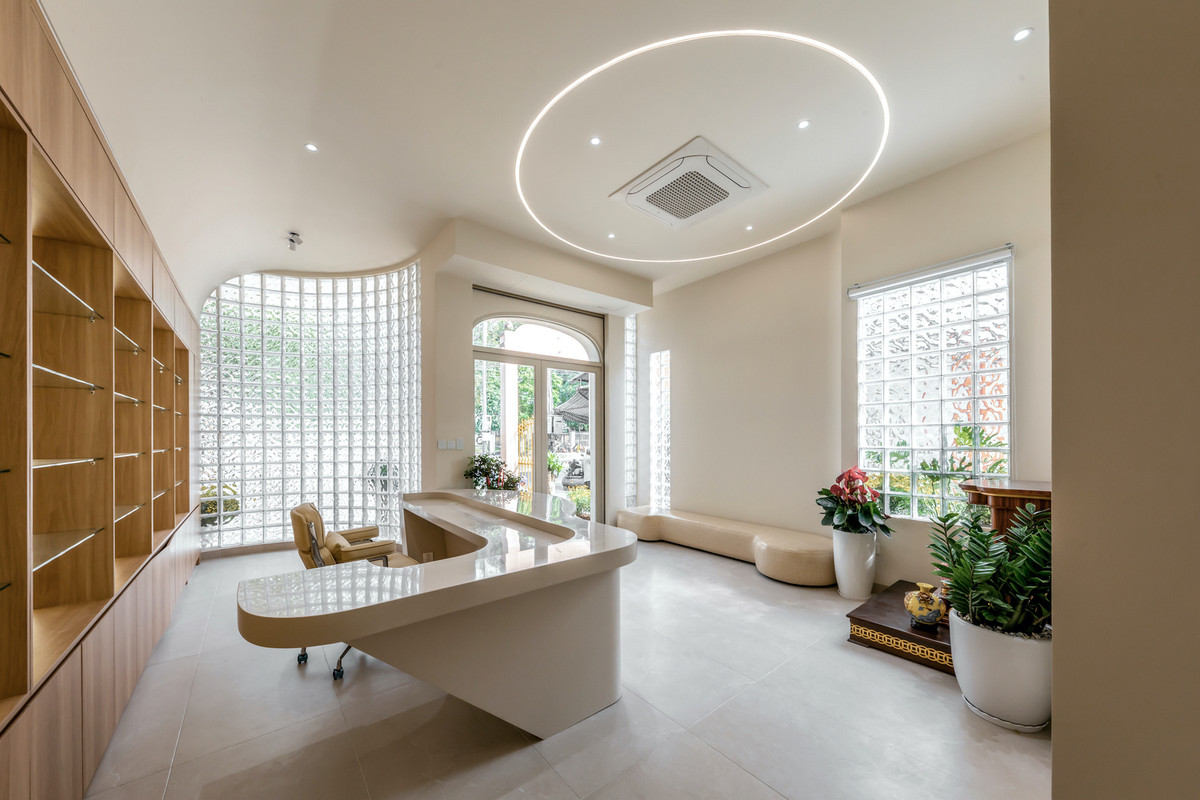 Với sự kết hợp giữa kiến trúc, ánh sáng, cây xanh, đá chẻ tự nhiên và không gian mở, công trình mang đến một môi trường sống thư thái, chữa lành và bền vững. Ảnh: MinqBui