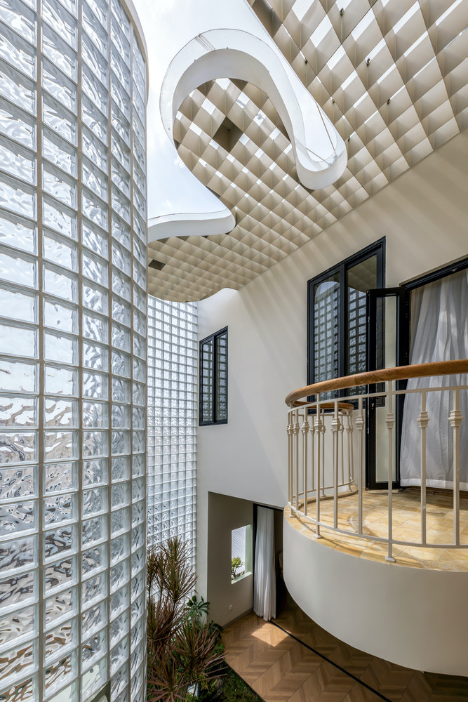 Mặt tiền bằng gạch kính và các lớp không gian đan xen tối ưu hóa ánh sáng tự nhiên và thông gió, giảm mức tiêu thụ năng lượng. Ảnh: MinqBui