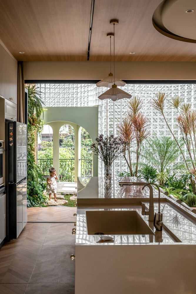 Bên trong, hệ thống xanh hoạt động như một hệ thống vi khí hậu, điều hòa nhiệt độ, thanh lọc không khí và mang đến môi trường thư giãn cho chủ nhà. Ảnh: MinqBui