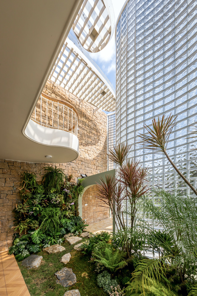 Thiết kế lấy cảm hứng từ kiến trúc hữu cơ, hướng đến sự kết hợp liền mạch giữa không gian sống và thiên nhiên. Ảnh: MinqBui