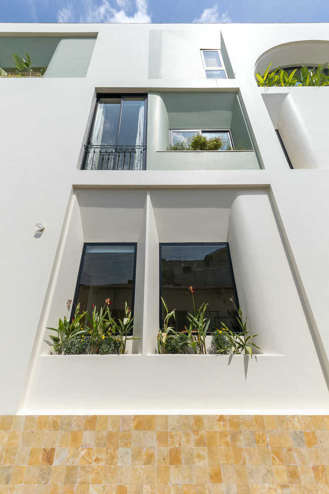 Việc thiết kế khu vườn trên cao cũng đặt ra thách thức về kết cấu chịu lực, hệ thống thoát nước và lựa chọn cây xanh phù hợp, nhằm đảm bảo hệ sinh thái ổn định và duy trì vi khí hậu tự nhiên cho toàn bộ ngôi nhà. Ảnh: MinqBui