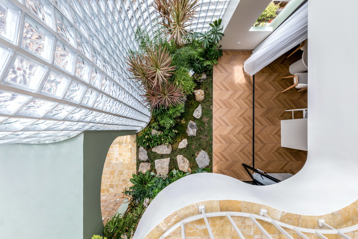 Ngoài ra, bề mặt kính lớn có thể làm tăng nhiệt độ trong nhà. Vì vậy, căn nhà kết hợp giếng trời nhiều tầng và hệ thống luồng không khí tự nhiên để duy trì sự cân bằng nhiệt. Ảnh: MinqBui