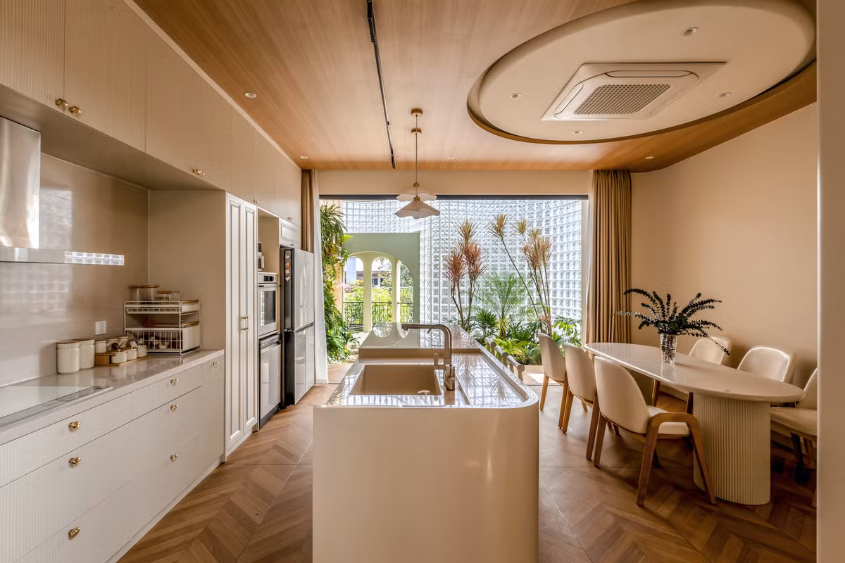 Khu bếp và bàn ăn ngập ánh sáng tự nhiên. Ảnh: MinqBui