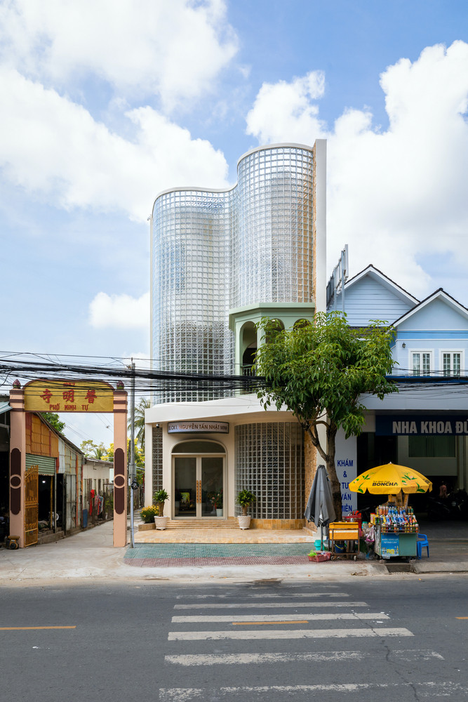 Tọa lạc tại TP Trà Vinh, ngôi nhà được thiết kế dựa trên triết lý kết nối không gian và ánh sáng, tạo sự hài hòa giữa kiến trúc và thiên nhiên, đồng thời đảm bảo sự riêng tư và tiện nghi hiện đại. Ảnh: MinqBui