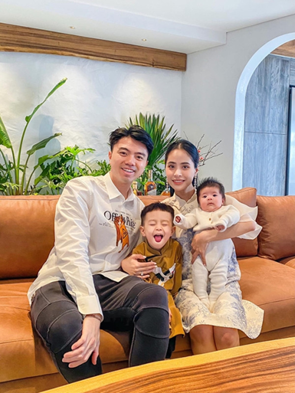 Vợ chồng ca nương Kiều Anh đang sống trong căn penthouse 300m2 được cải tạo từ hai căn liền kề. Ảnh: FBNV