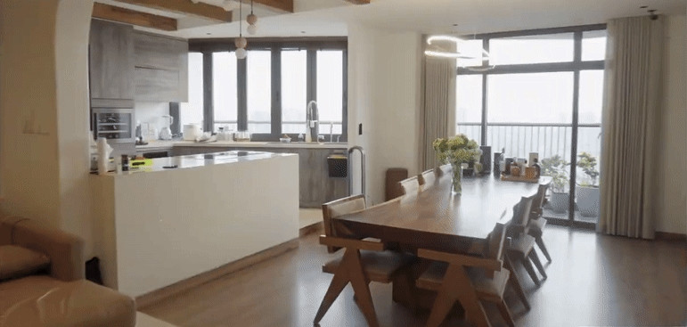 Penthouse của ca nương Kiều Anh mang phong cách Wabi Sabi với tông nâu - trắng chủ đạo, vừa tối giản, vừa tinh tế, tạo không gian sống thư thái và đậm chất nghệ thuật. Ảnh chụp màn hình