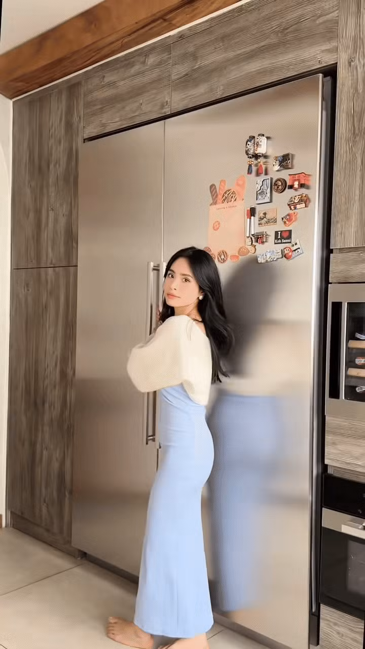 Đáng chú ý, vợ chồng ca nương Kiều Anh đầu tư rất nhiều tiền vào không gian này. Khu vực "ngốn" nhiều tiền nhất là phòng bếp, được trang bị loạt thiết bị hiện đại và đắt đỏ như tủ lạnh hơn 500 triệu, bếp nấu ăn hơn 200 triệu...Ảnh chụp màn hình