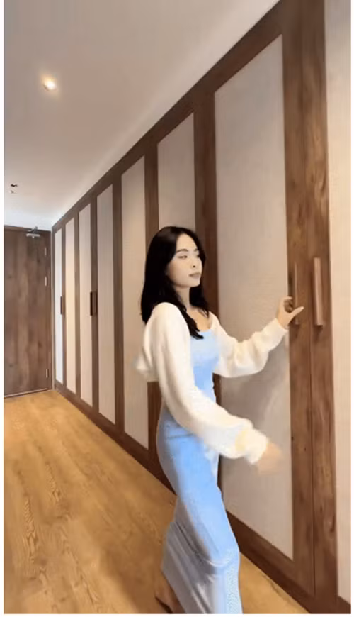 Đặc biệt, Kiều Anh còn dành hẳn một không gian riêng với hệ thống 7 tủ quần áo đồ sộ, chỉ để chứa trang phục và phụ kiện cá nhân. Ảnh chụp màn hình