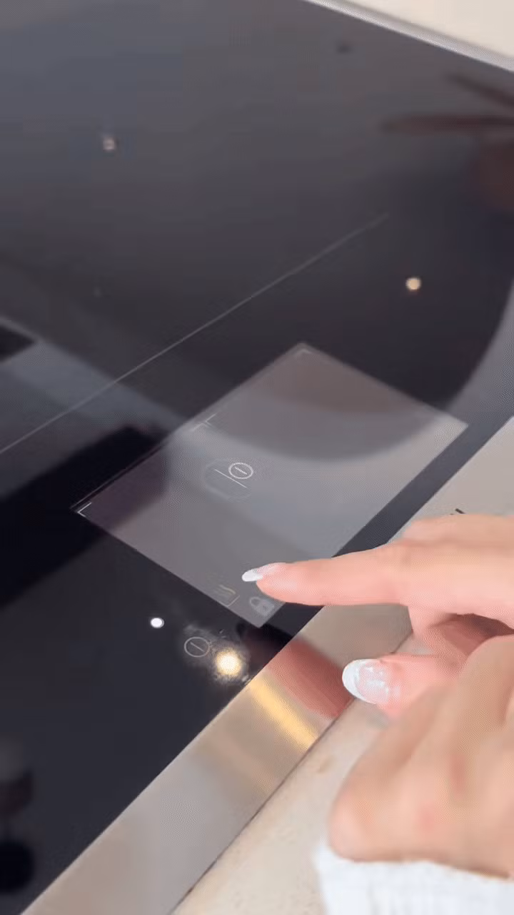 Chỉ riêng căn bếp của phú bà Kiều Anh đã giá trị khoảng 1,8 tỷ đồng, bao gồm nội thất và các thiết bị gia dụng. Ảnh chụp màn hình