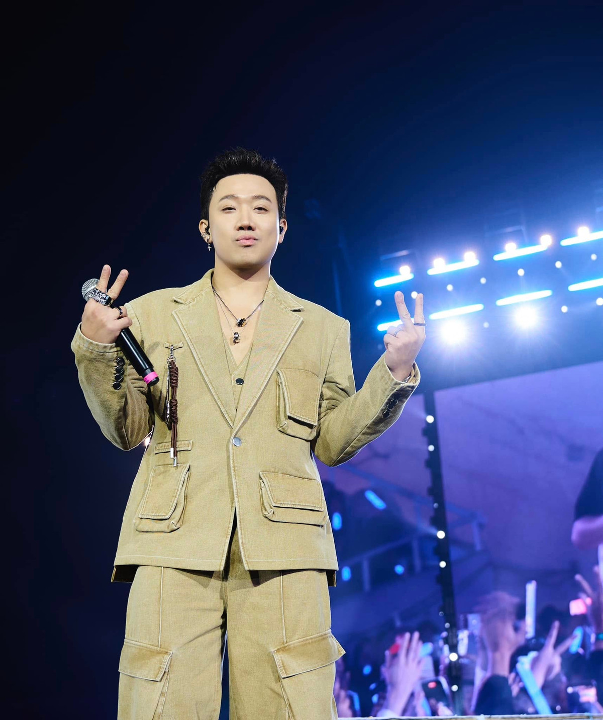 Ngoài tham gia gameshow, dẫn chương trình, MC Trấn Thành còn được các nhãn hàng booking trên mạng xã hội để quảng bá sản phẩm. Ảnh: FB Trấn Thành