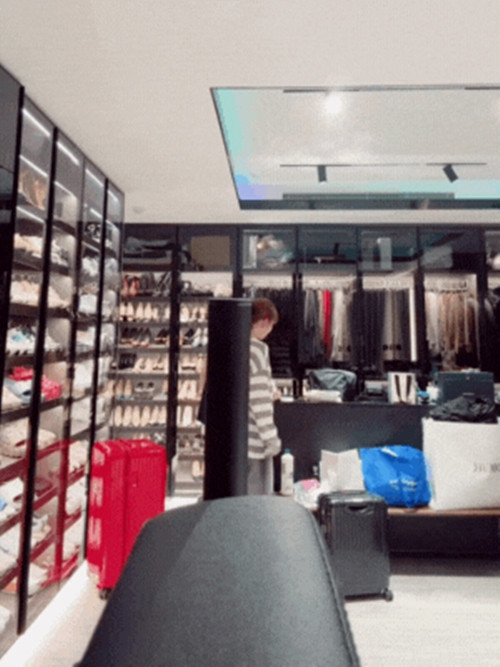 Mới đây, Trấn Thành - Hari Won để lộ căn phòng hàng hiệu xa xỉ thông qua clip thực hiện thử thách tìm đồ vật trong nhà tương ứng với các chữ cái. Ảnh chụp màn hình