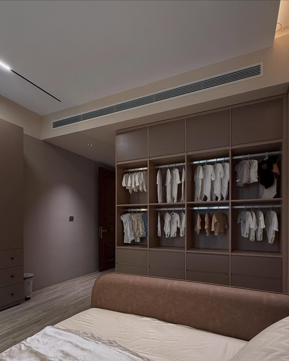 Căn phòng được trang bị giường đơn, kệ tủ đựng đồ sơ sinh và một tủ quần áo dành riêng cho bé Panda. Ảnh: FB Mai Ngọc