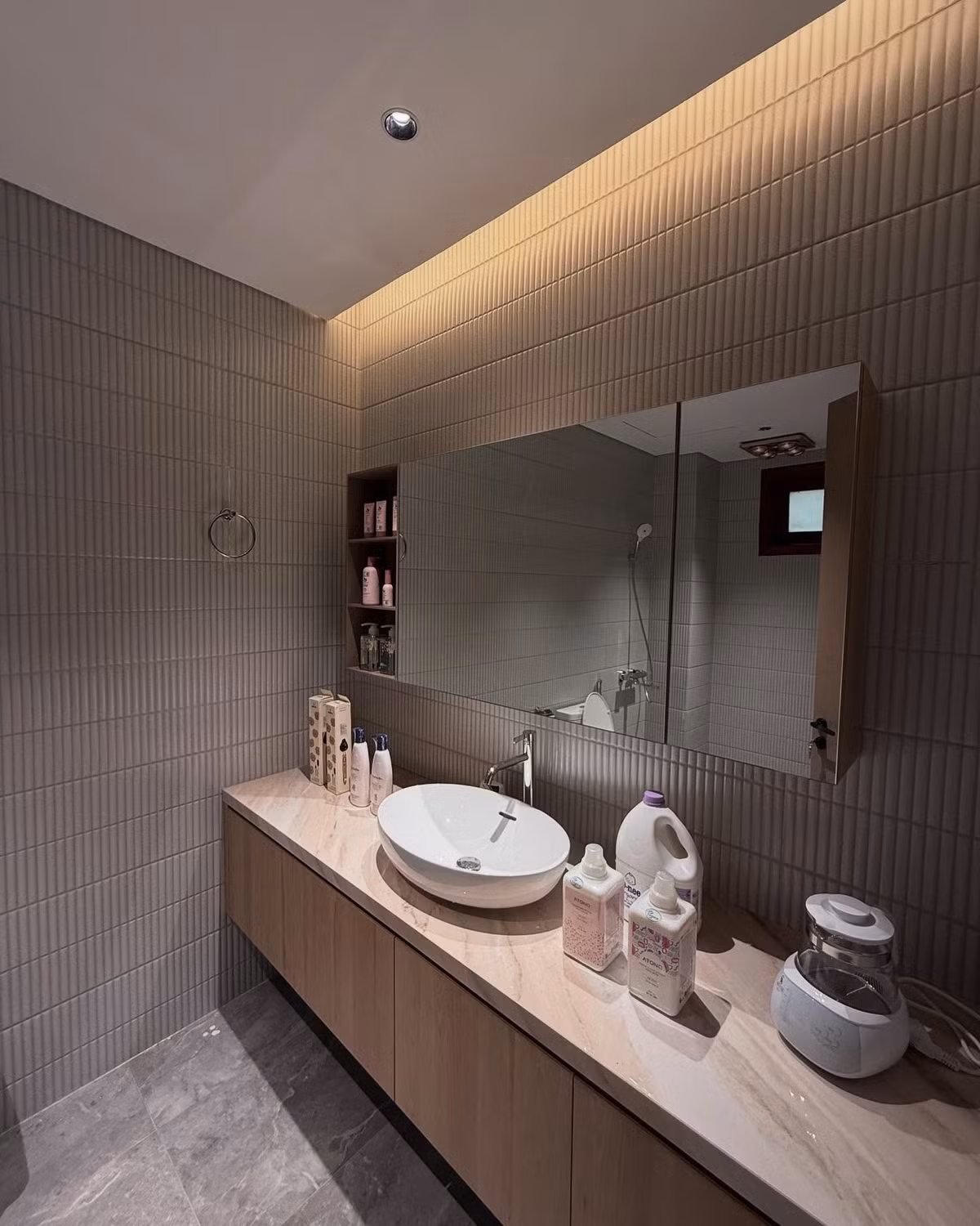 Phòng tắm khá rộng rãi và tiện nghi, nổi bật với thiết kế bồn rửa dài cùng tủ gương tiện lợi. Ảnh: FB Mai Ngọc