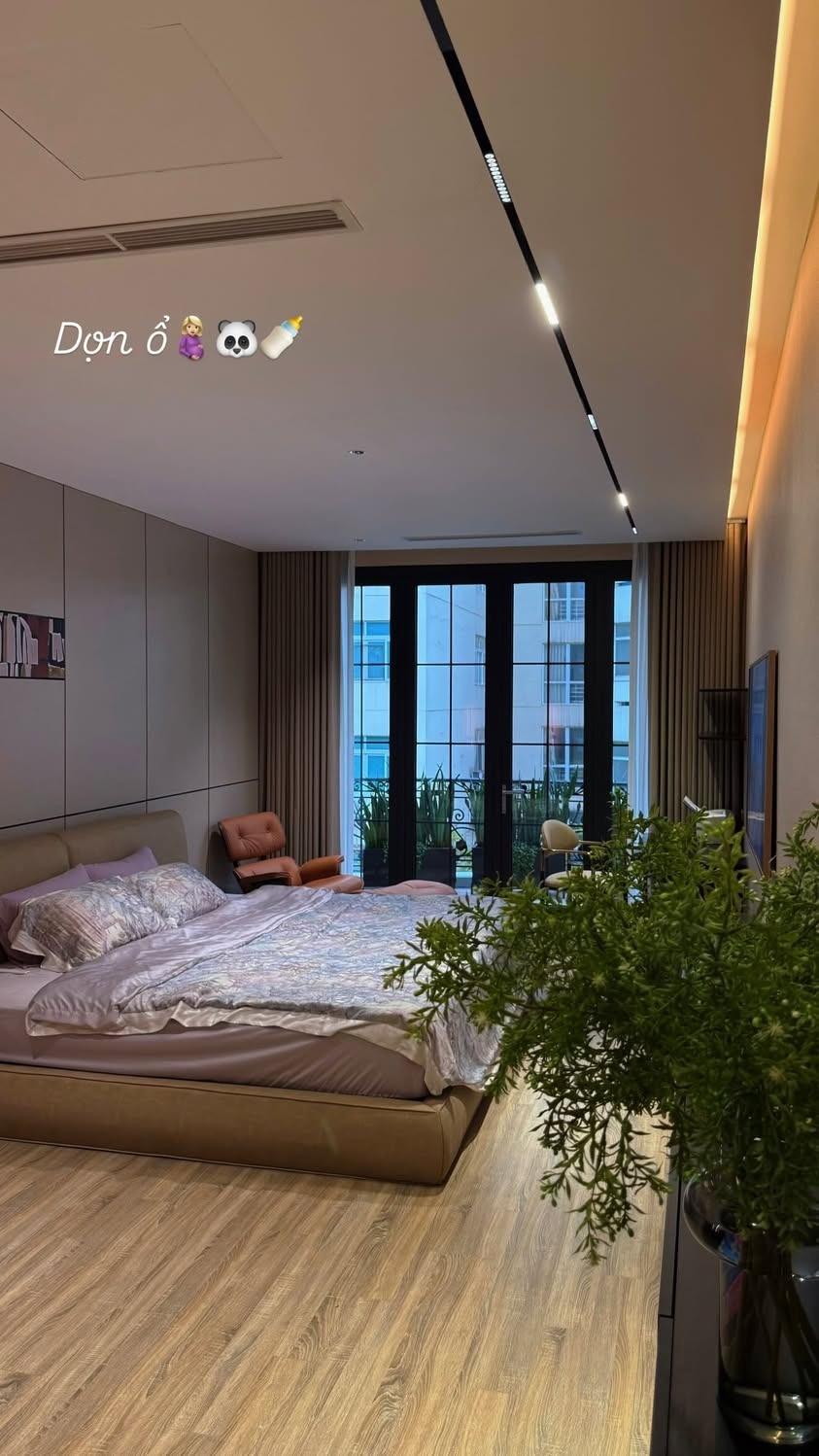 MC Mai Ngọc cũng tranh thủ chụp một góc trong phòng ngủ. Phòng ngủ của MC Mai Ngọc thiết kế tối giản, thoáng đãng, có thêm ban công rộng rãi tạo cảm giác dễ chịu và thư giãn. Ảnh: FB Mai Ngọc
