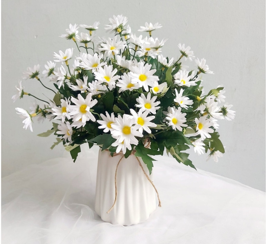 Hoa cúc tượng trưng cho sự cân bằng, hài hòa trong cuộc sống, được coi là có nguồn năng lượng mạnh mẽ, có khả năng thu hút may mắn, tài lộc cho gia đình. Ảnh: Anzzar Home Decor