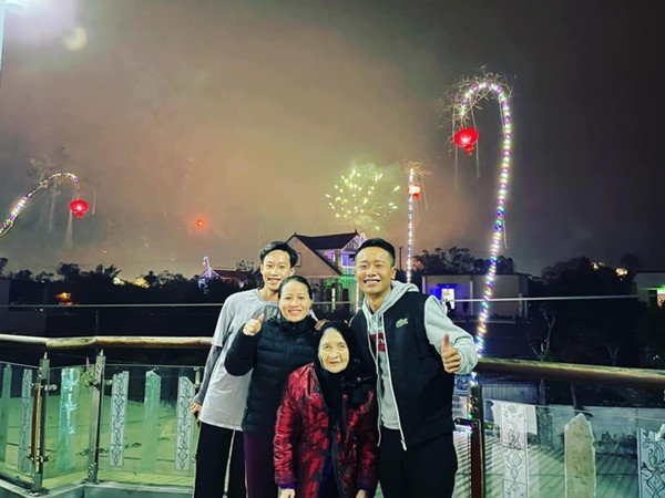 Từ sân thượng nhà Quang Linh Vlogs có thể ngắm trọn cả vùng quê Nghi Lộc và xem pháo hoa, đón giao thừa. Ảnh: FBNV