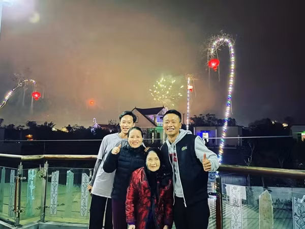 Từ sân thượng nhà Quang Linh Vlogs có thể ngắm trọn cả vùng quê Nghi Lộc và xem pháo hoa, đón giao thừa. Ảnh: FBNV