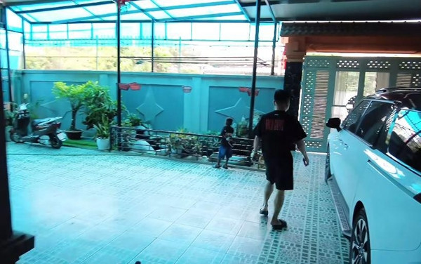 Sân được lát gạch hoa từ cổng đến bậc tam cấp. Ảnh chụp màn hình