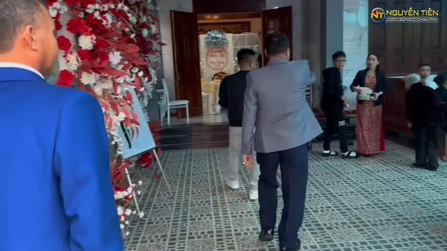 Bao quanh nhà là bức tường trang trí họa tiết nổi bật, bên trong là khoảng sân rộng. Ảnh chụp màn hình